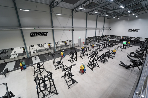 Gym &amp; Fitness Luleå ABGYMMET KIRUNAFredrik Gunnelbrand och Anna Stålnacke kommer från Kiruna och det var där det första gymmet slog upp dörrarna 2002.Gymmet Kiruna har sedan dess bytt lokal två gånger och är idag nästan 6 gånger dess ursprungliga storlek.GYMMET GÄLLIVAREGymmet Gällivare är ett stort gym med en yta på 1 800 kvm.Vi har öppet alla dagar, dygnet runt, vilket gör det lätt för dig att hitta tid för träning oavsett hur din dag ser ut.Anläggningen har också gratis parkering och erbjuder duschar, bastu och omklädningsrum för bekvämlighet.Dessutom erbjuder gymmet padel som du enkelt bokar via Matchi.Gymmet har en imponerande gym-yta med ett brett utbud av styrketräningsmaskiner från världsledande märken.Maskinparken är handplockad från olika märken för att erbjuda så många alternativ som möjligt.Det finns också en utfallsgång, tre olika kabelstationer med tillhörande kyrssdrag och varierat utbud på draghantag, samt hantlar upp till 60 kg.Dessutom finns det Smithmaskiner och kettlebells.GYMMET BODENGymmet Boden är ett estetiskt tilltalande gym som sträcker sig över en yta på 1 200 kvm.Dessutom erbjuder vi under sommartider ett utegym på cirka 500 kvm.Vi har öppet alla dagar, dygnet runt, vilket gör det lätt för dig att hitta tid för träning oavsett hur din dag ser ut.Anläggningen har gratis parkering och erbjuder duschar, bastu och omklädningsrum för bekvämlighet.I vår maskinpark hittar du ett brett utbud av styrketräningsmaskiner från världsledande märken.Maskinparken är noga utvald för att ge så stort utbud som möjligt.Det finns även två utfallsgångar, 3 olika kabelstationer med tillhörande kryssdrag och ett varierat utbud av draghantag samt en hantelyta upp till 60kg.Vidare finns det Smithmaskiner, kettlebells och olika typer av friviktsutrustning som möjliggör styrkelyft, tyngdlyftning, crossfit och strongman.GYMMET LULEÅGymmet i Luleå är en anläggning på 1 100 kvm som är öppen dygnet runt alla dagar i veckan.Besökare kan dra nytta av gratis parkering och njuta av omklädningsrum med dusch och bastu för både dam och herr.Det finns också ett solarium tillgängligt för de som vill ha lite extra sol.Gymmet har en imponerande maskinpark med styrketräningsmaskiner från världsledande märken.För att möjliggöra ett brett utbud av träningsalternativ, har gymmet en utfallsgång och tre olika kabelstationer med tillhörande kyrssdrag och varierat utbud på draghantag.Dessutom finns det en smithmaskin och kettlebells.GYMMET STOCKHOLMGymmet Stockholm är en rymlig träningsanläggning på 1 300 kvm som erbjuder en mängd olika träningsalternativ för alla nivåer. Vi har öppet 04-24 alla dagar, året runt!Omklädningsrummen är utrustade med dusch och låsbara skåp för att förvara dina tillhörigheter under träningen.Herrarnas omklädningsrum har en bastu.På gym-ytan finner man ett brett utbud av styrketräningsmaskiner från välrenommerade märken.För att ge maximal variation har maskinparken handplockats från olika tillverkare.Här finns även utfallsgång, tre kabelstationer med tillhörande kyrssdrag och draghantag, samt en hantelyta som sträcker sig upp till 70 kg.Vidare finns Smithmaskiner och kettlebells att tillgå.GYMMET SUNDBYBERGGymmet Sundbyberg är en anläggning med en yta på 850 kvm. Gymmet är öppet 04-24, alla dagar året runt!.Här finns omklädningsrum med dusch och låsbara skåp samt bastu för både damer och herrar.Dessutom finns det en shop där medlemmarna kan köpa kläder och kosttillskott.En trevlig lounge-yta med mikrovågsugn och kylskåp erbjuder också möjligheten att köpa drycker och bars.Gym-ytan är utrustad med styrketräningsmaskiner från världsledande märken.Maskinparken är noggrant utvald från olika tillverkare för att erbjuda medlemmarna ett så brett utbud som möjligt.Här finns bland annat en utfallsgång, en däckvält och tre olika kabelstationer med tillhörande kryssdrag och ett varierat utbud av draghandtag.Du kan också använda smithmaskiner och kettlebells för att variera din träning.VÄSTERÅSGymmet Västerås är stort och rymligt, med en yta på hela 1 650 kvadratmeter.När det gäller träning, finns det en gym-yta med styrketräningsmaskiner från välkända märken som Hammer Strenght, Life Fitness, Arsenal Strenght, Atlantis, Hoist, Nautilus och Gymleco.Våra maskiner är handplockade från olika märken för att ge dig så många valmöjligheter som möjligt.&nbsp;Vi har även friviktsytor för den som vill utöva styrkelyft, tyngdlyftning och funktionell träning.För den som vill testa på strongman-träning har vi utrustning såsom logpress, farmers walk, släggor, lyftok och atlas-bollar.Vi har även en boxnings-sektion med vanliga långa säckar, runda säckar och päronboll.GYMMET UPPSALAGymmet Uppsala är en imponerande anläggning som sträcker sig över 1 500 kvm, som på somrarna erbjuder ett utegym på cirka 500 kvm.Gymmet är öppet 04-24, alla dagar året om!&nbsp;För att skapa en bekväm och komplett upplevelse har gymmet gratis parkering och omklädningsrum med dusch och låsbara skåp.Det finns också separata bastur för både damer och herrar.Gym-ytan rymmer ett brett utbud av träningsmöjligheter.Styrketräningsmaskinerna kommer från världsledande märken och är noggrant utvalda från olika tillverkare för att erbjuda ett mångsidigt utbud.Det finns också en frivikts-yta där medlemmarna kan utöva styrkelyft, tyngdlyftning, crossfit, strongman och mycket mer.Här finner man friviktsutrustning från världsledande Eleiko.Det inkluderar tävlingsgodkända lyftarställningar, power racks, tävlingsgodkända stänger för både styrkelyft och tyngdlyftning, teknikstänger och vikter.Dessutom finns det olika specialstänger som Hex bar och Safety squat bar.&nbsp;GYMMET ÖREBROVälkommen till Gymmet Örebro - en träningsanläggning som sträcker sig över hela 2 100 kvm och erbjuder en mängd olika träningsmöjligheter.Oavsett vad dina träningsmål är, så kan du hitta allt du behöver här.Vi erbjuder generösa öppettider - kl. 04-24, alla dagar året om!Omklädningsrummen är utrustade med dusch och låsbara skåp, och bastu finns tillgänglig för både damer och herrar.&nbsp;Du kan koppla av och ladda upp på lounge-området, där det finns en kyl och mikrovågsugn, samt möjlighet att köpa drycker och bars.Gratis parkering finns också precis utanför.Dessutom finns en padelbana tillgänglig som du kan boka via Matchi.Fram till september kan du som medlem boka gratis drop-in tider, en timme innan starttid!För att få tillgång till bokningen, registrera dig här!Här är de 15st mest sökta gymmen på GymKarta i Juli 2023Nordic Wellness Lindholmen på Lindholmsallén 20 i GöteborgSATS Gamlestaden på Gamlestadstorget 7 i GöteborgSTC Sävedalen - Göteborgsvägen 104 - GymKarta.seSTC munkebäck på Munkebäcks Allé 26 i GöteborgNordic Wellness Göteborg Kviberg Arena - GymKarta.seNordic Wellness Kungälv Kongahälla - GymKarta.seActic Lerum - Vattenpalatset på Häradsvägen 3 i Lerum&nbsp;Maximus Gym Brunnsbo på Folkvisegatan 15 i GöteborgSATS Hovås på Björklundabacken 2 i Hovås - GymKarta.seNordic Wellness Backaplan på Gustaf Dalénsgatan 13Fitness24Seven på Lergöksgatan 6 i Västra FrölundaSATS Askim (Sisjön stora) på Ekonomivägen 6 i AskimSTC på Ekenleden 10 i Kållered - GymKarta.seNordic Wellness Marklandsgatan - GymKarta.seNordic Wellness på Vasagatan 7 i Göteborg